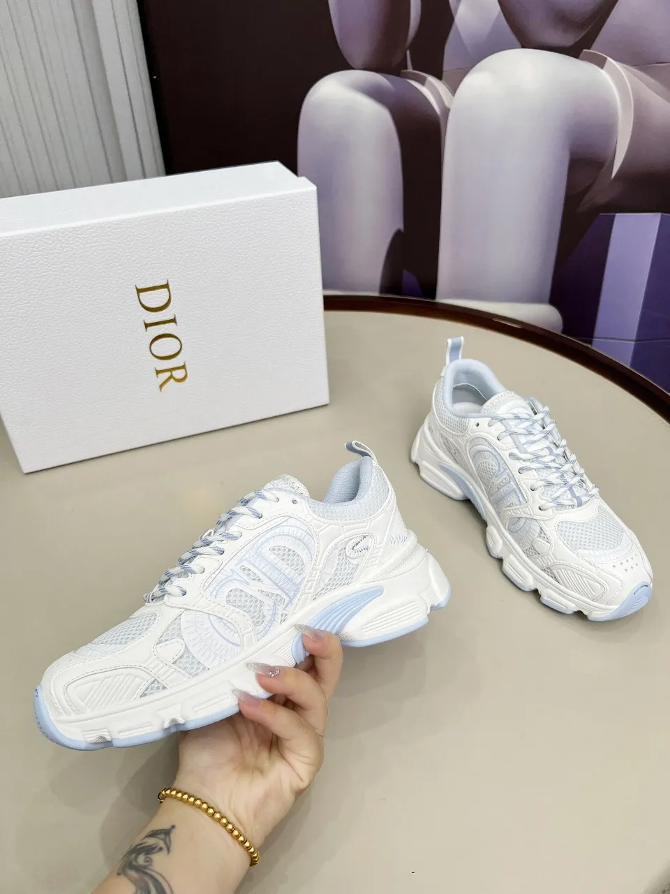 P560🐮🐮The official website of Dijia's new colors has been updated simultaneously [Celebration] This Dior Vibe sneaker incorporates Dior's high-end spirit and reinterprets classic running shoes. White mesh fabric features an Oblique print and is paired with laminated leather-effect panels in gold and silver tones for a contrasting look. It is further embellished with classic details such as 3D effect details, the lucky star symbol on the rear, and the logo on the tongue and rear pull tab. The lightweight sole is embellished with gray stars, complementing a variety of casual or elegant pieces for a modern look. Size: Women’s size 35-41 (35/42 can be customized) Men’s size 40-46 (39/46 can be customized)